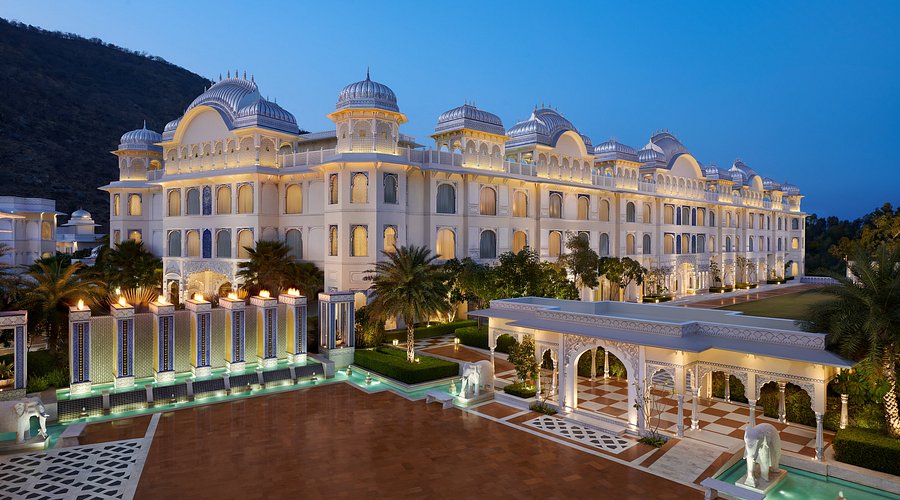 Lakefront luxury resort estate in Udaipur — premium backdrop for corporate leadership retreats in Rajasthan